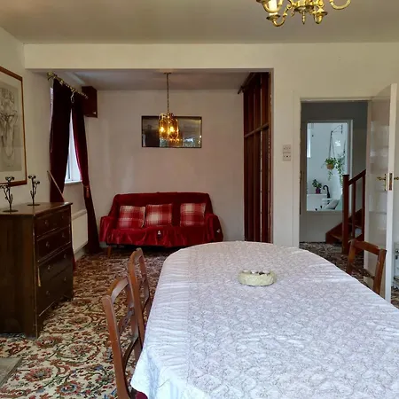 Luxurious Meath Retreat With 5 Bedrooms بيت للعطل *