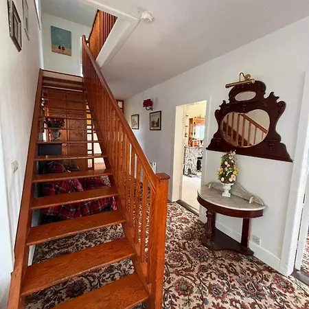 Luxurious Meath Retreat With 5 Bedrooms *
