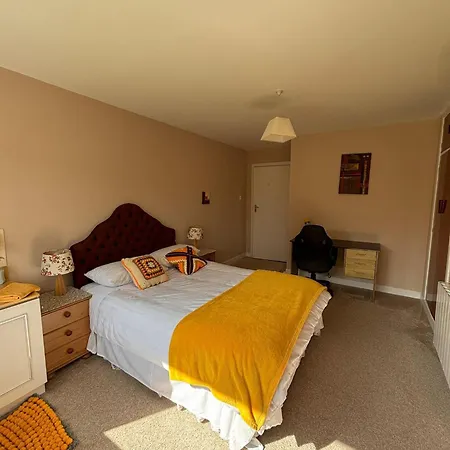 Luxurious Meath Retreat With 5 Bedrooms بيت للعطل *